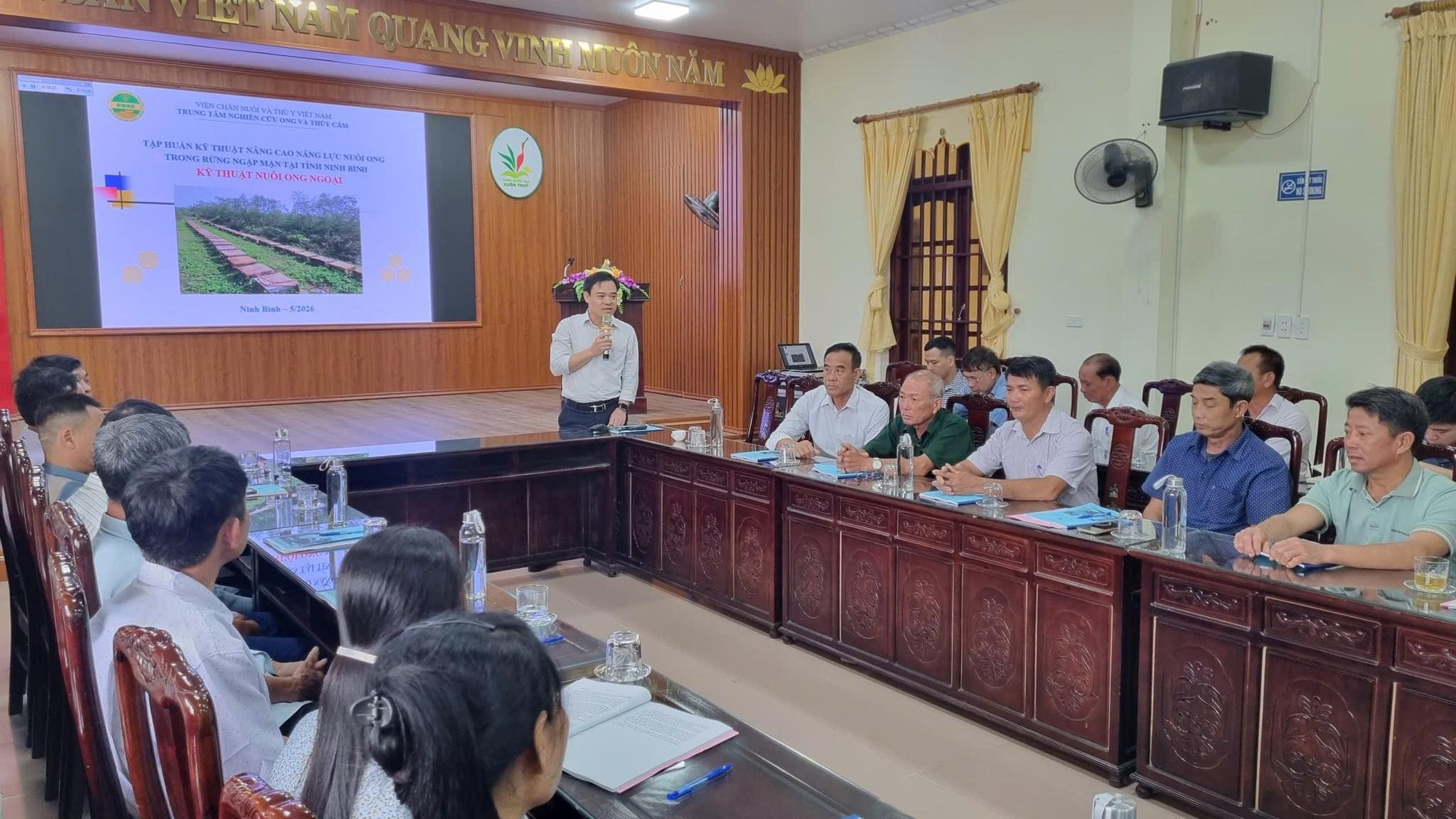 HỘI NGHỊ TẬP HUẤN NÂNG CAO NĂNG LỰC CHO NGƯỜI NUÔI ONG VEN BIỂN TỈNH NINH BÌNH
